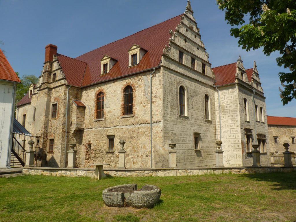 Warta Bolesławiecka, pałac, zamek ruiny, mauzoleum, kaplica grobowa